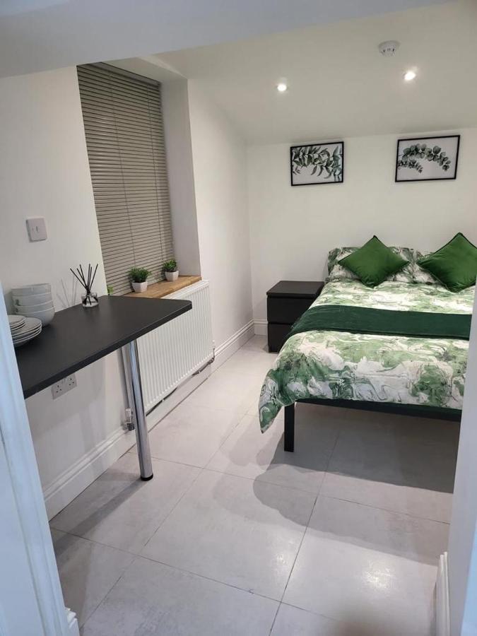 Fancy Basement Flat B Londres Exterior foto